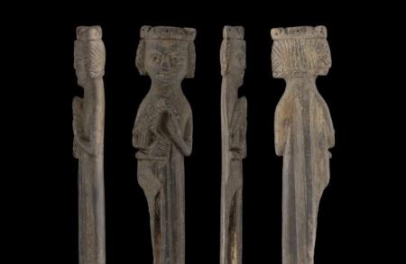 Археологи знайшли в Норвегії унікальну фігурку людини з короною та соколом