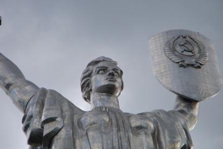 В Киеве со щита Родины-матери хотят снять герб СССР 