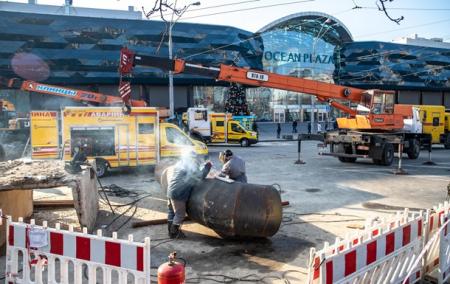 Возле Ocean Plaza заменили половину поврежденного участка трубопровода