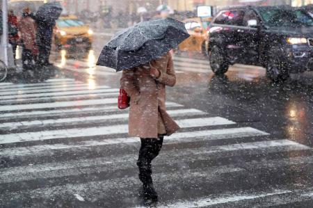 Дощ, мокрий сніг та ожеледиця – синоптики дали прогноз на початок тижня
