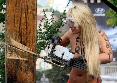 Активистка Femen, спилившая крест, сбежала от СБУ за границу