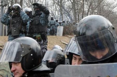 На Грушевского активисты показывают силовикам новости про Майдан