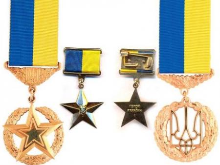 Порошенко просят присвоить Маккейну звание Героя Украины