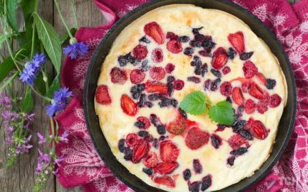 Листовий панкейк із ягодами, запечений у духовці: швидкий рецепт для сніданку