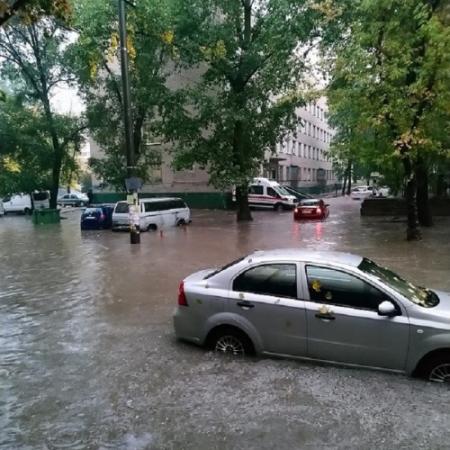 Сильный ливень затопил город Днепр