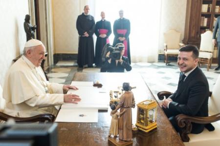 Зеленский попросил Папу Римского помочь в освобождении украинцев