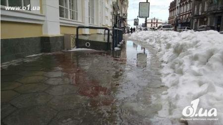 Вместо сугробов – глубокие лужи: растаявший снег затопил улицы Одессы