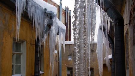 На домах Харькова висят тонны льда: на кого жаловаться в случае травмы