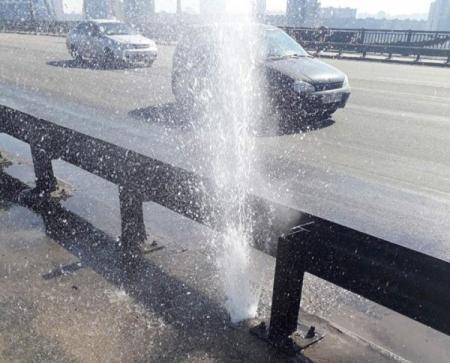 В Киеве на мосту Патона из асфальта бьет фонтан, движение ограничено 