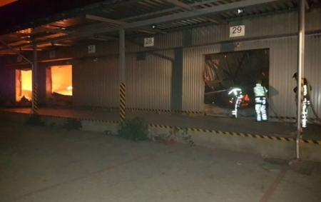 Пожар на складах Новой почты в Мукачево тушили 6 часов