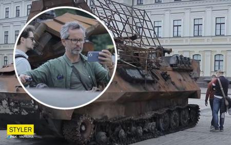 У центрі Києва виставили розбиту техніку рашистів: відео і фото металобрухту 