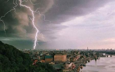 Весной и летом Украину будут атаковать бури, грозы и шквалы: синоптики удивили прогнозом