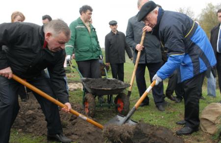 Азаров закликав узяти лопати та латати дороги