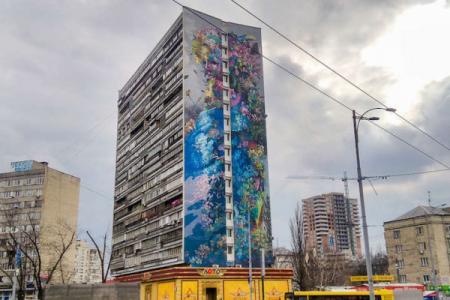 На доме в Киеве уничтожили масштабный мурал американского художника 