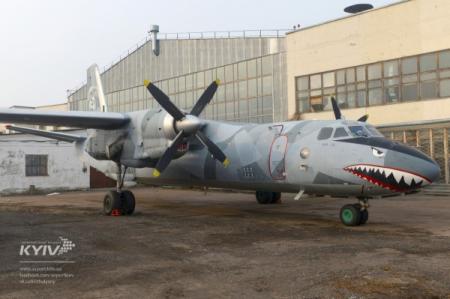 В Киев прилетел голливудский самолет-акула из боевика Неудержимые-3