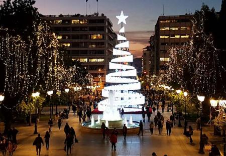 В Афинах установили необычную рождественскую елку