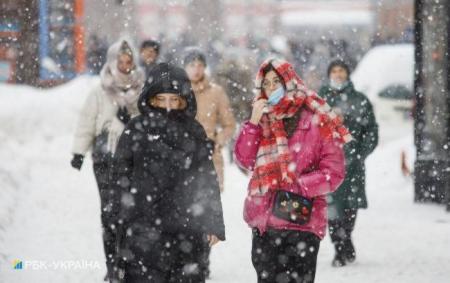 Вночі мокрий сніг накриє більшу частину України, на дорогах ожеледиця: погода