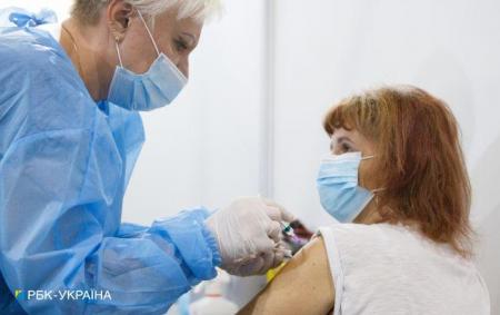 Скільки доз вакцини потрібно для достатнього захисту від COVID: відповідь експерта
