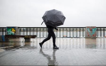 Начало недели будет теплым, а со среды Украину накроет обильный дождь 