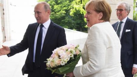 Букет Путина для Меркель СМИ назвали оскорблением 