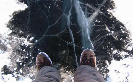 В Донецкой области два мальчика провалились под лед