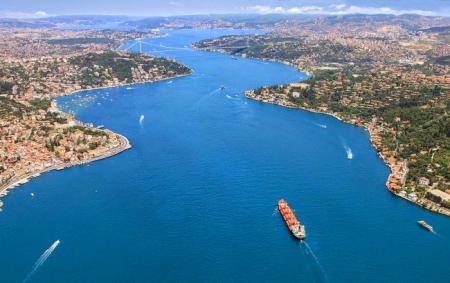 Туреччина заявила, що не може зупинити прохід російських військових кораблів через Босфор