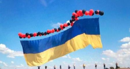 Активисты запустили украинский флаг в небо над оккупированным Крымом