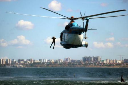 Пограничники отработали прыжки с вертолета в море без парашюта