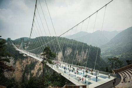 В Китае закрыли стеклянные мосты