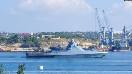 Росія пришвартувала пошкоджений корабель до Севастополя: що відомо