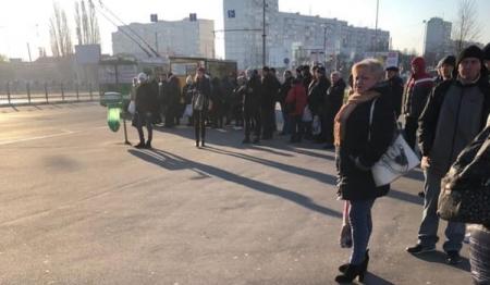 Транспортный коллапс в Харькове: Кернес просит Кабмин открыть метро