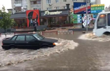 Ливень превратил улицы Бердичева в реки