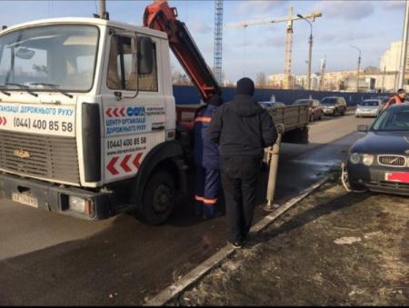 В Киеве стали массово эвакуировать машины 
