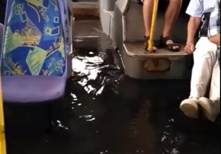 Ливни в Киеве: водой затопило салон троллейбуса с пассажирами 