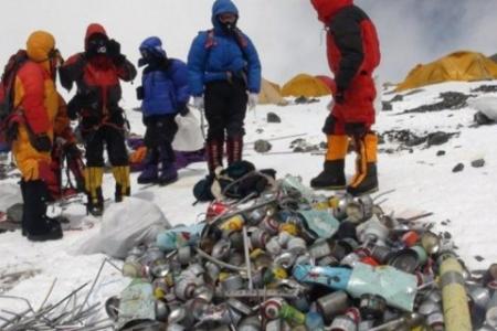 Китай закрыл для туристов базовый лагерь на Эвересте из-за мусора
