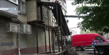 Вход через личную лестницу: в Днепре снесли незаконную пристройку к многоэтажке