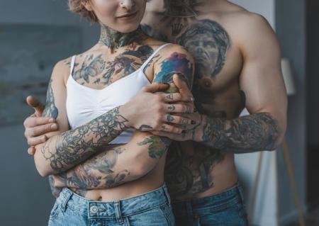 В Европе хотят запретить цветные татуировки: люди возмущены и создают петиции