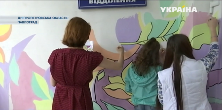 В Днепропетровской области беременная художница рисует мурал на крыльце роддома