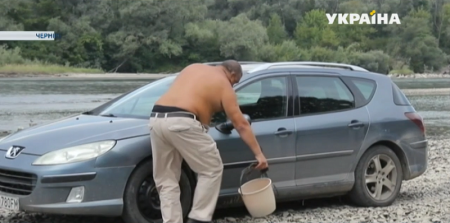 В Черновицкой области водителей штрафуют за мойку возле водоемов 