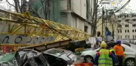 Строительный кран раздавил авто в самом центре Бухареста 