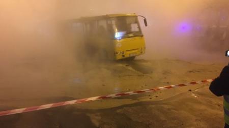Маршрутка, застрявшая в яме с кипятком в Киеве, уже возит пассажиров