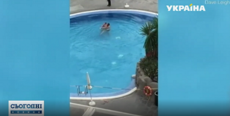 На Канарах полиция прямо в бассейне задержала туристку, которая нарушила карантин