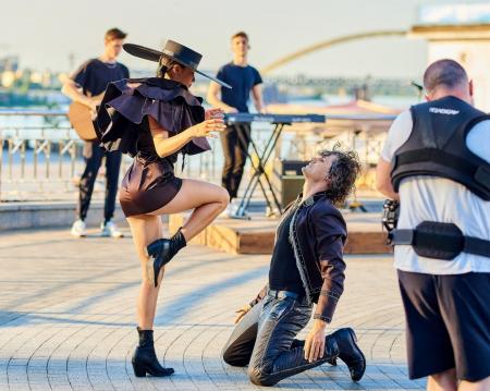 Michelle Andrade устроила латиноамериканские танцы в центре Киева