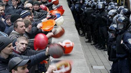Горняки трех шахт едут в Киев  требовать выплатить зарплаты