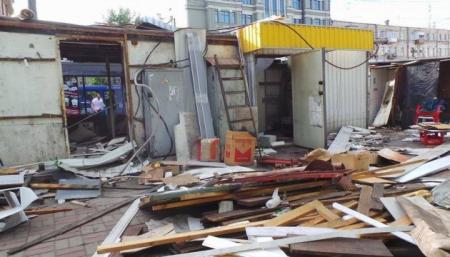 Владельцев МАФов в Киеве будут предупреждать о сносе красными наклейками