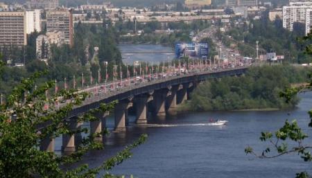В Киеве на праздники ограничат движение по мосту Патона