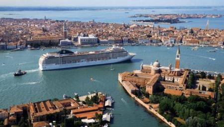 Круизным лайнерам запретили заходить в исторический центр Венеции