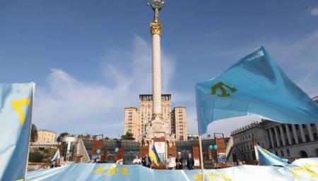 В Киеве шествием и автопробегом отметили День крымскотатарского флага