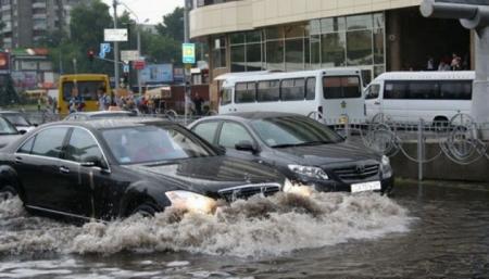 Длиннющие пробки, воды по колено – Киев «затопило» 