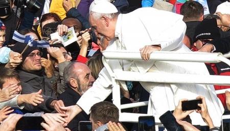 Папа Римский извинился за то, что ударил схватившую его за руку женщину